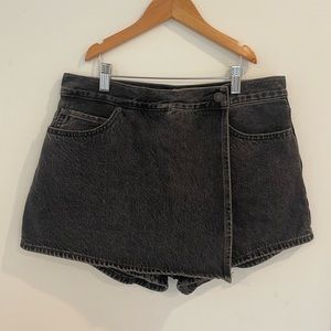 Levi’s Black Denim Skort Size 29